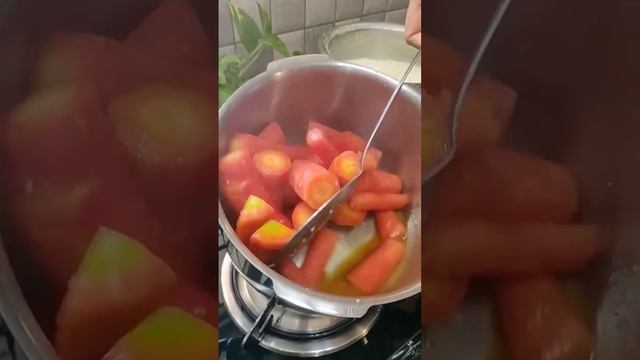 न मावा, न गाजर किसना अब झटपट कुकर में बनाए गाजर का हलवा | Instant Gajar Halwa Recipe смотреть онлайн