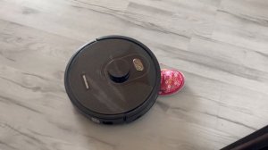 robot vacuum cleaner eat slippers? робот пылесос пытается съесть тапочек