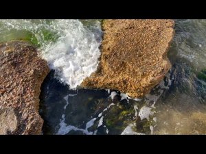Морские волны красиво бьются о каменные глыбы и скалу #sea #rock #seawaves #nature