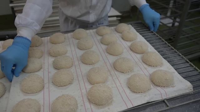 カレーパンとメロンパンを大量生産するプロセス。1869年創業の日本の老舗製パンメーカー。 смотреть онлайн