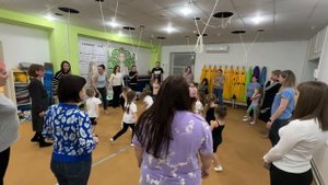 Танец- игра детей с родителями на Новый год.