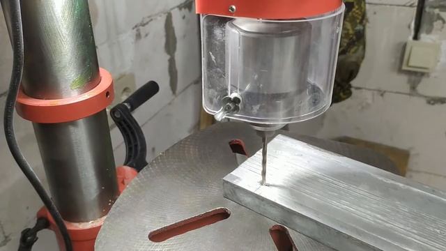 Хранение больших струбцин в мастерской. Подставка для струбцин из правила и обрезков фанеры. смотреть онлайн