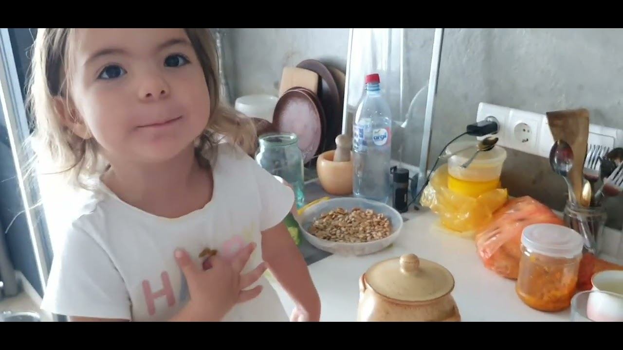 Готовим кашу в 3 года и 11 месяцев.