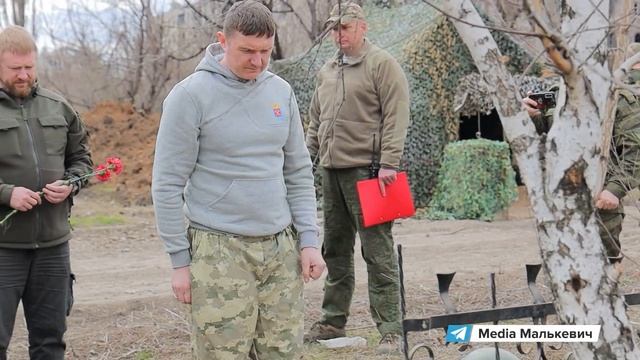 Торжественное открытии мемориальной плиты погибшим бойцам Ленинградского полка.