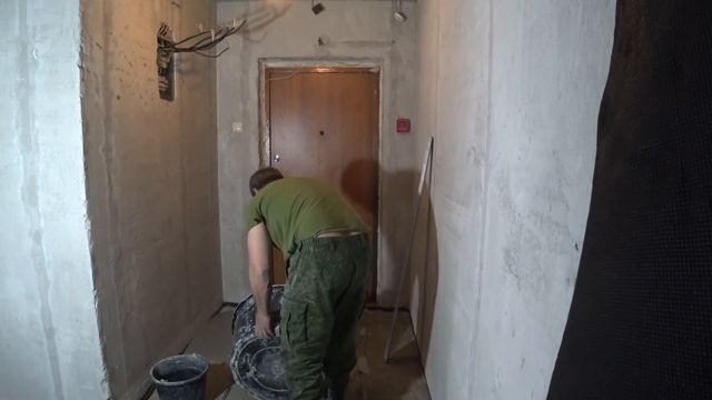 Ремонт в квартире своими руками. Заливаю полы, шпаклюю стены и потолки. смотреть онлайн