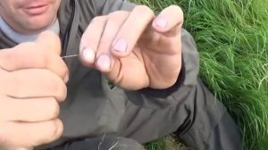 Примитивная рыболовная удочка из крапивы и газовой зажигалки.