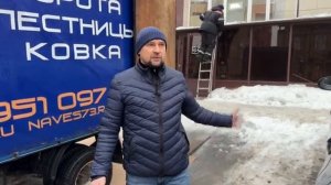 Пробило сотовый поликарбонат льдиной.