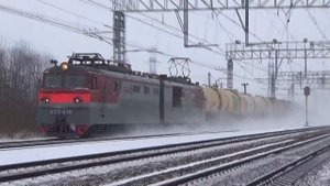 "В сильный снегопад!" Электровоз ВЛ10-870 с 10-ю грузовыми вагонами