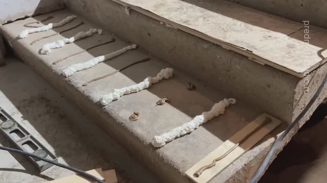 ПРИМЕРОЧНЫЙ МОНТАЖ ЛЕСТНИЦЫ на бетонном основании #лестницанавторойэтаж #лестницаназаказ #лестница