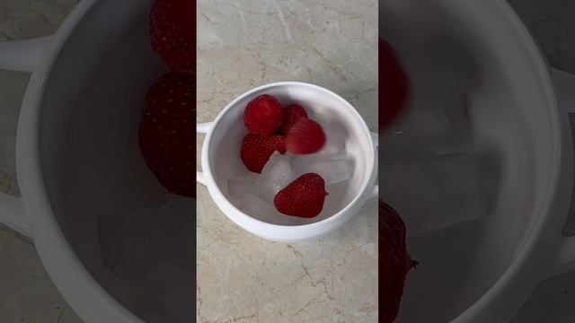 клубника во льду🤯🍓 интересно, что будет следующее?..😳 #рек #рецепт #фруктывольду #быстрыерецепты