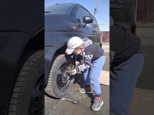 в пять лет уже сам меняет резину на машине