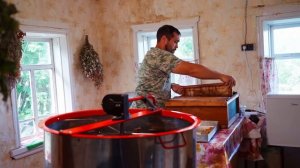 СТРОИТЕЛЬНЫЙ МАТЕРИАЛ НА СВАДЬБУ | КАЧАЕМ МЕД И СОБИРАЕМ ТРАВЫ | МЯСО С ЧЕСНОКОМ НА САДЖЕ