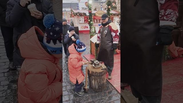 Развлекаемся на красной площади делаем брелки чеканные кувалдой.