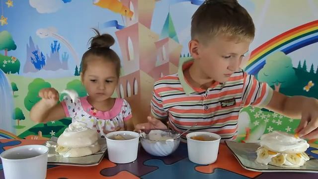 Готовим с Джейми Оливером. Мини торт Павлова с абрикосами, бананами, печеньем ОРЕО по рецепту Джейми