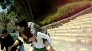 СКАЧКИ. девушки несут парней гагошах Кто быстрее