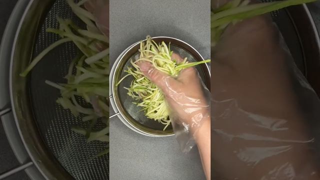 "Спагетти" цукини с соусом песто /Zucchini "pasta" with pesto. #shorts #food смотреть онлайн