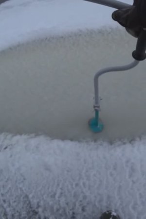 Скрытая полынья под снегом - ловушки природы на пруду зимой