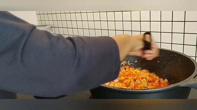 Nasi goreng kuning campur sosis ayam. смотреть онлайн