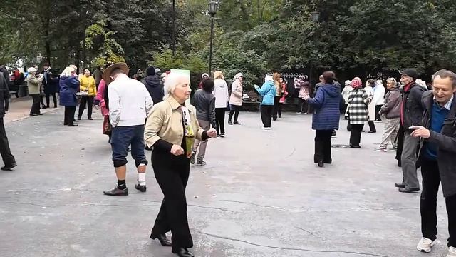 Зажигательные танцы в парке Сокольники. Для тех кому за... Танцплощадка в Сокольниках смотреть онлайн