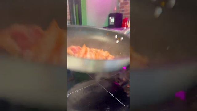 Картошка с лисичками и беконом смотреть онлайн