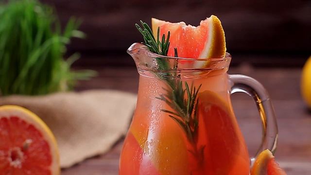 grapefruit fresh lemonade with citrus fruit in the background смотреть онлайн