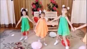 "ДЕТСТВО НАЧИНАЕТСЯ С МАМИНОЙ УЛЫБКИ" муз. С.Баневича, сл.Т.Калининой из спектакля "Земля детей"