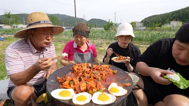 온 가족이 함께 먹는 맛있는 제육볶음에 싱싱한 계란후라이까지~ (Stir-fried pork) 요리&먹방!! - Mukbang eating show смотреть онлайн