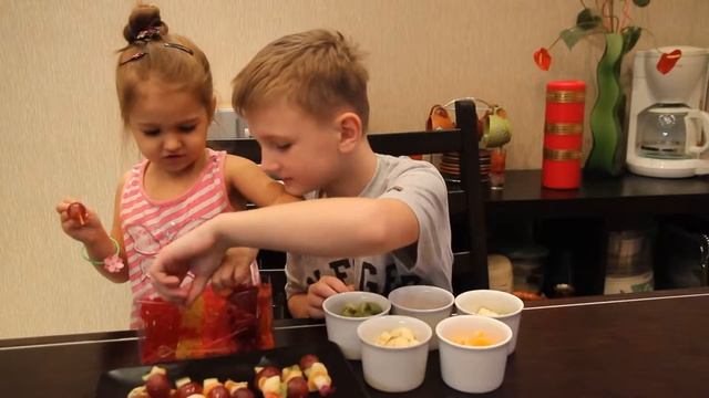 Дети готовят фруктовое канапе.  Children prepare fruit canapes