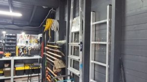 Навес из дерева с хозблоком