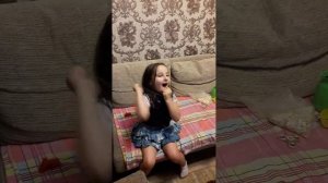 Девочка себе вырывает зуб!!!