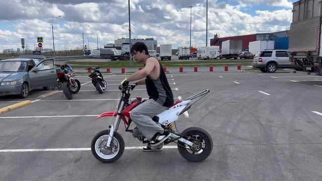 Как ездить на заднем колесе!! Это реально легко….. смотреть онлайн