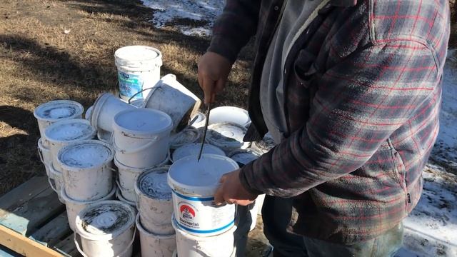 Самодельные и заводские ведерные кормушки для пчел (Фил Велдхуис, Канада)