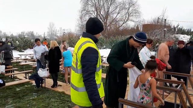 Крещение Господние. Оренбург, озеро Коровье.  (видео Виктора Поживина)