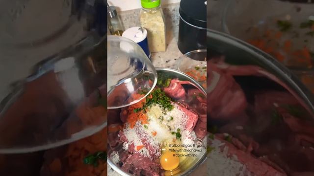Cocina Albóndigas conmigo! #fyp#cookwithme#lifewiththechavez#followus#pesopluma#youtube#albondigas