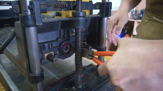 How to install a helical cutter head into a DeWalt DW733 Planer смотреть онлайн