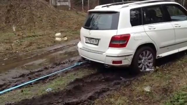 GLK застрял в луже грязи