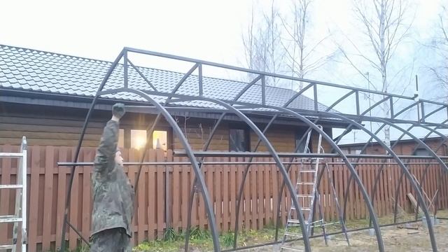 КАК СДЕЛАТЬ ТЕПЛИЦУ ПО МИТЛАЙДЕРУ СВОИМИ РУКУМИ. КАРКАС. НЕБЮДЖЕТНО. ОШИБКИ И ПЕРЕДЕЛКА. смотреть онлайн