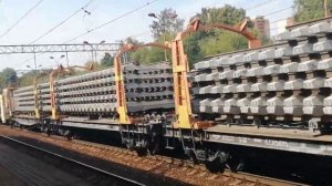 2М62У пролетает станцию Тайнинскую с поездом-рельсоукладчиком.#поезд #ржд
