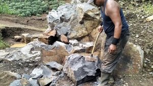 Строительство, шахтёры перекатывают и раскалывают камни в ручную