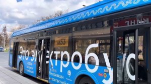 Электробус ЛиАЗ-6274 следует по маршруту м53 ”ВДНХ(Главный Вход) - м. Трубная”