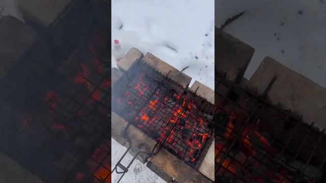 Жарим шашлык🔥 Подпишись❤️ #еда #shorts смотреть онлайн