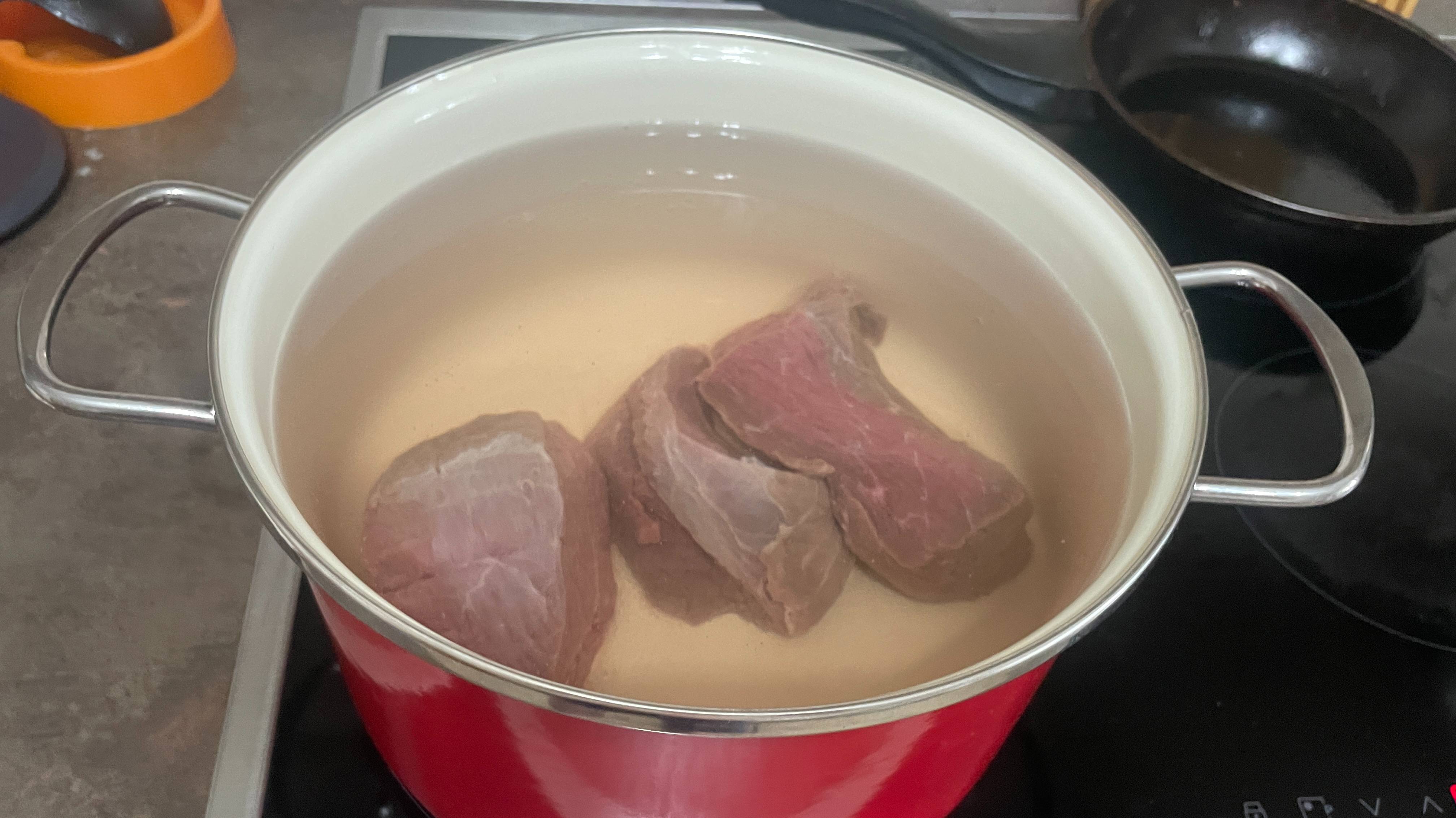 Шурпа из говядины лука моркови и картофеля на плите. смотреть онлайн