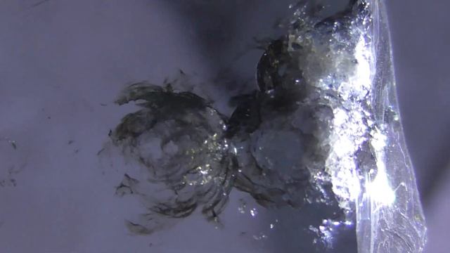 Толстое стекло расколото электроразрядами смотреть онлайн