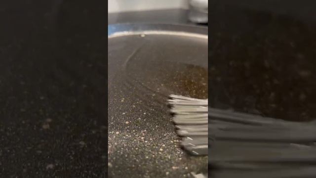 МАКОВЫЕ СЫРНИКИ С КЛУБНИЧНЫМ СОУСОМ🤤 Рецепт в комментариях смотреть онлайн