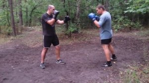 Сбив руки соперника во время атаки или контратаки (прямые удары)