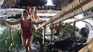 Крещение Господне в Москве. Православные христиане приходят на купание в Измайловский Кремль