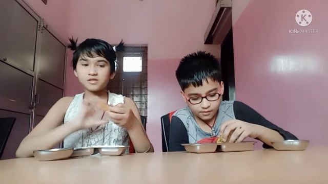 yummy and tasty Itali with white sauce , sandwich with tomato ketchup and and bread sweet смотреть онлайн