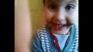 мальчик поет песню про маму))