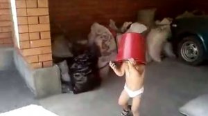 У ребёнка застряла голова в ведре!🤣🤣😂😂
