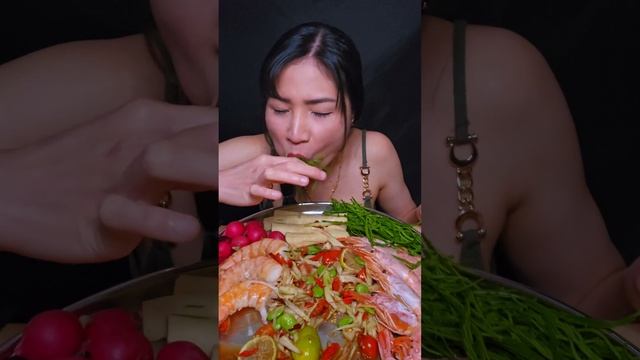 Giant Prawn Papaya Salad ตำมะละกอแซ่บๆ โรยด้วยสตอ กินคู่กับกุ้งแดงลวกและกุ้งลายเสือยักย์แบบจุใจ смотреть онлайн